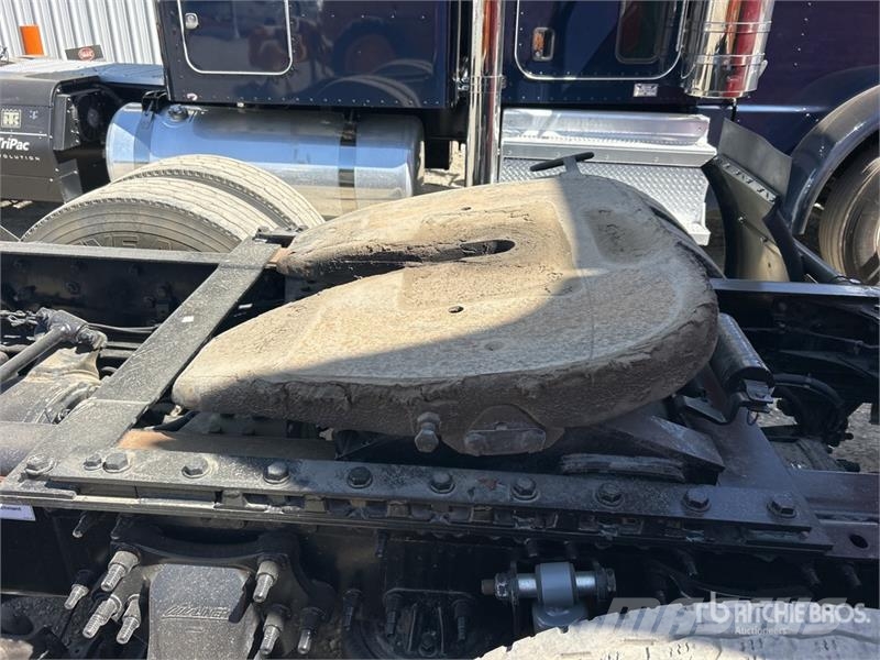 Freightliner Cascadia 126 T/A Sleeper Truck Tractor Tractor Units