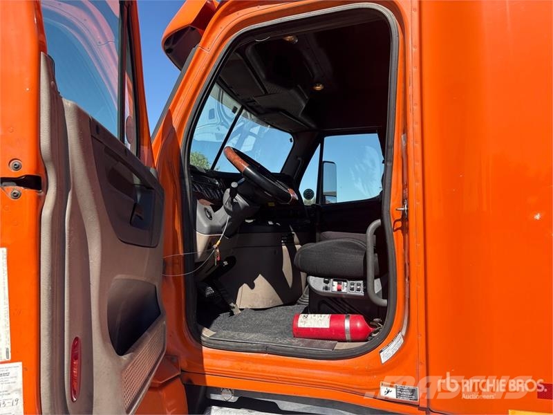 Freightliner Cascadia 125 6x4 T/A Sleeper Truck Tractor Vlačilci