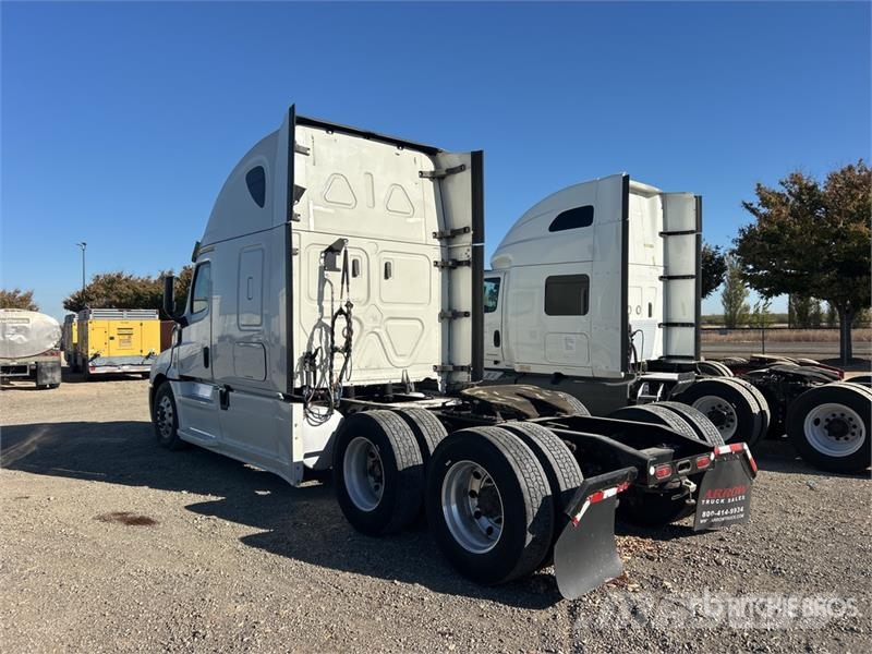 Freightliner Cascadia 126 6x4 T/A Sleeper Truck Tractor (Inoper Тягачі