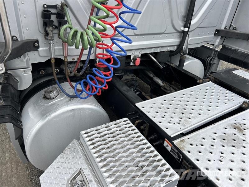 Freightliner Cascadia 126 6x4 T/A Sleeper Truck Tractor Vlačilci