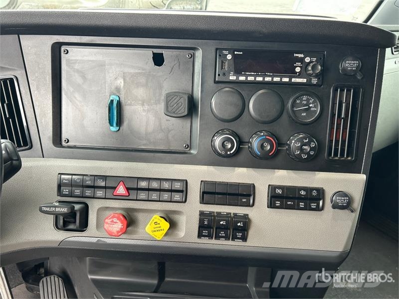 Freightliner Cascadia 126 6x4 T/A Sleeper Truck Tractor Vlačilci