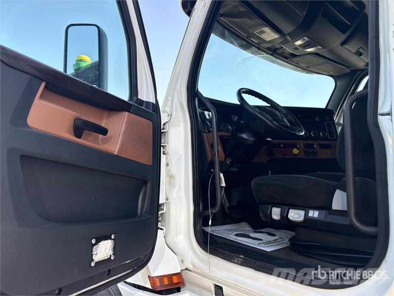 Freightliner Cascadia 126 6x4 T/A Sleeper Truck Tractor Vetopöytäautot