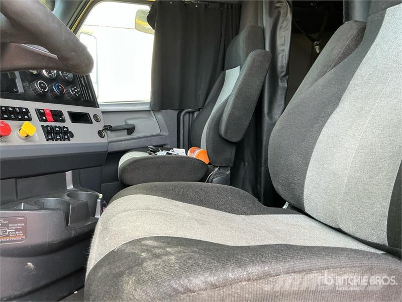 Freightliner Cascadia 126 6x4 T/A Sleeper Truck Tractor Vlačilci