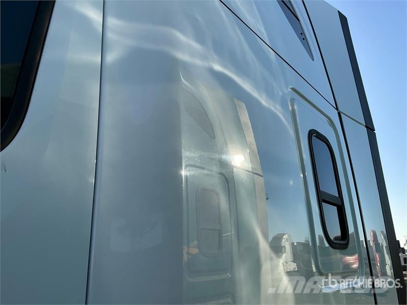 Freightliner Cascadia 126 6x4 T/A Sleeper Truck Tractor Tracteur routier
