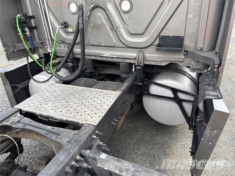 Freightliner Cascadia 126 6x4 T/A Sleeper Truck Tractor Sattelzugmaschinen