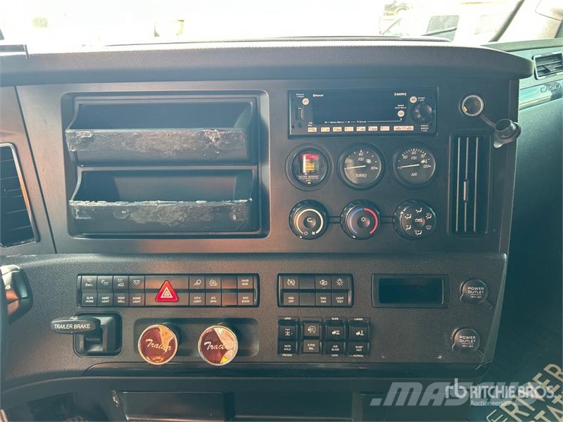 Freightliner Cascadia 126 6x4 T/A Sleeper Truck Tractor Влекачи