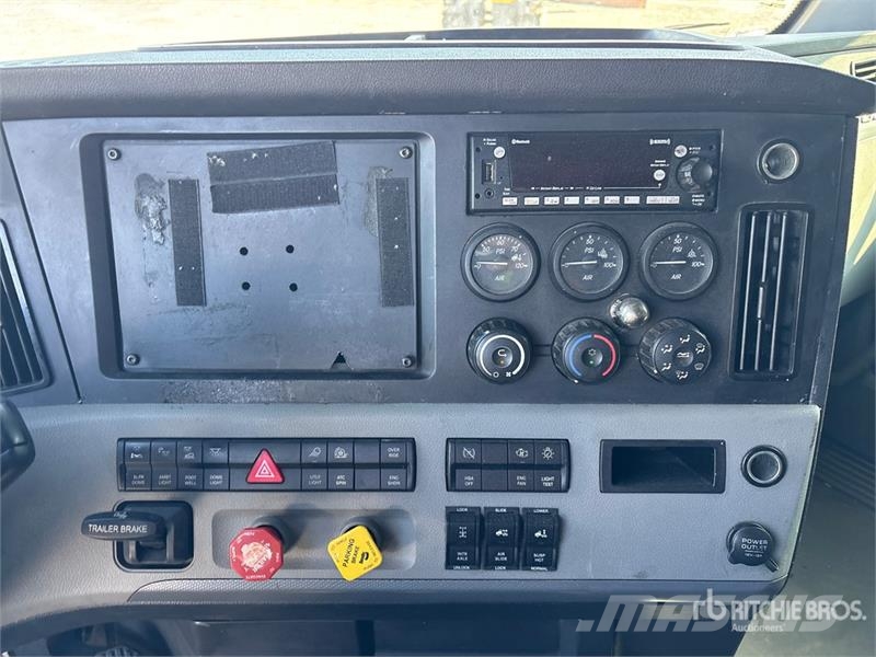 Freightliner Cascadia 126 6x4 T/A Sleeper Truck Tractor Nyergesvontatók