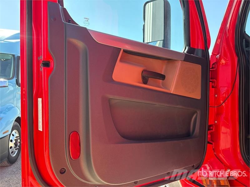 Freightliner Cascadia 126 6x4 T/A Sleeper Truck Tractor وحدات الجر