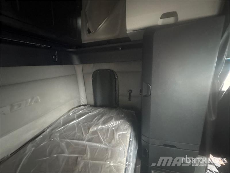 Freightliner Cascadia 126 6x4 T/A Sleeper Truck Tractor Tractor Units