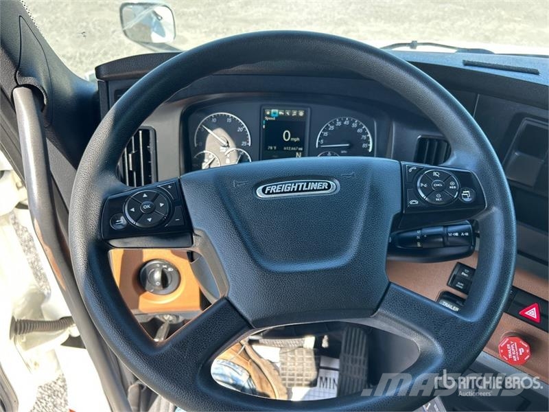 Freightliner Cascadia 126 6x4 T/A Sleeper Truck Tractor Sadulveokid