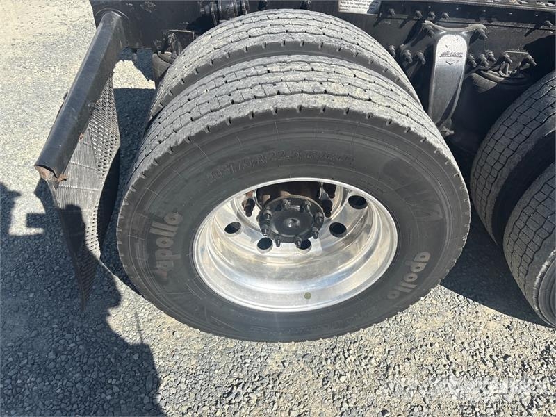 Freightliner Cascadia 126 6x4 T/A Sleeper Truck Tractor Sattelzugmaschinen