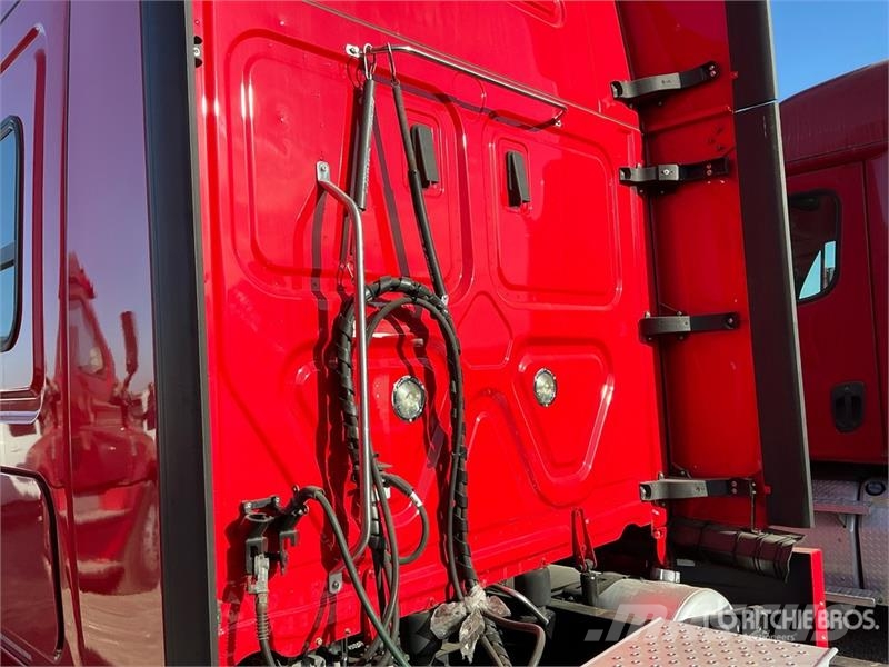 Freightliner Cascadia 126 T/A Sleeper Truck Tractor Tractor Units