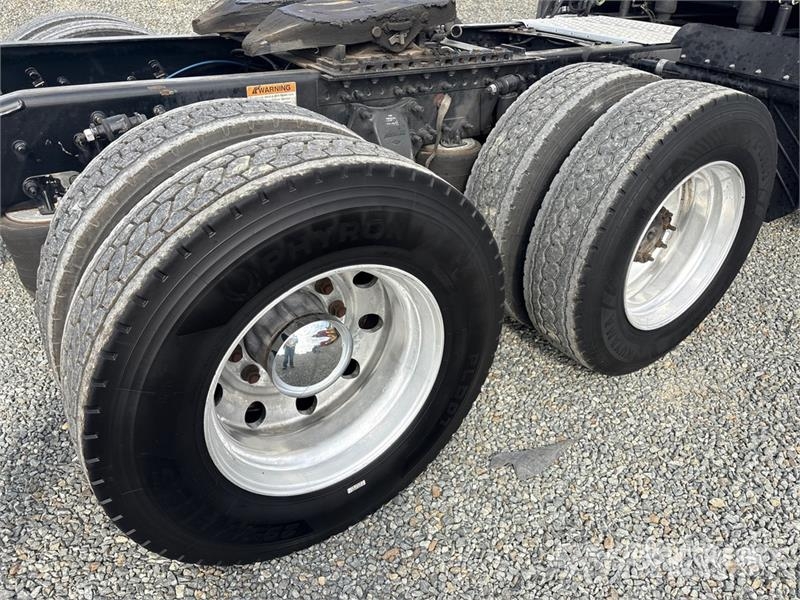 Freightliner Cascadia 6x4 T/A Sleeper Truck Tractor Влекачи