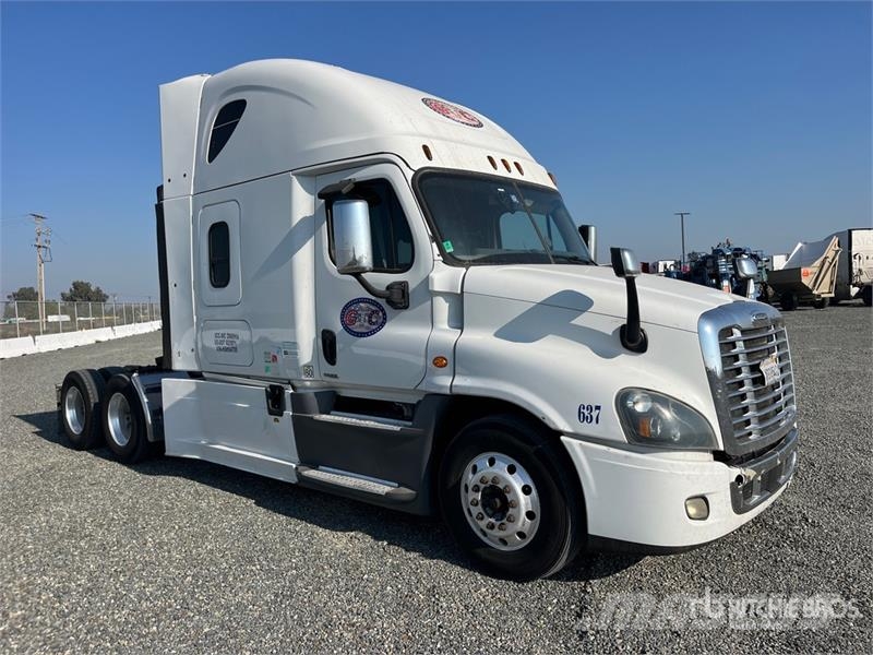 Freightliner Cascadia 125 6x4 T/A Sleeper Truck Tractor Тягачі