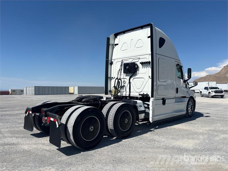 Freightliner Cascadia 126 6x4 T/A Sleeper Truck Tractor Sattelzugmaschinen