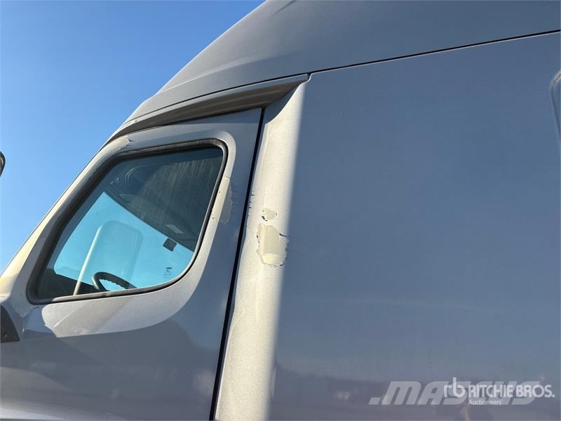 Freightliner Cascadia 126 T/A Sleeper Truck Tractor Tegljači