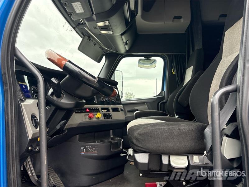 Freightliner Cascadia 126 6x4 T/A Sleeper Truck Tractor 中古トラクターヘッド | トレーラーヘッド