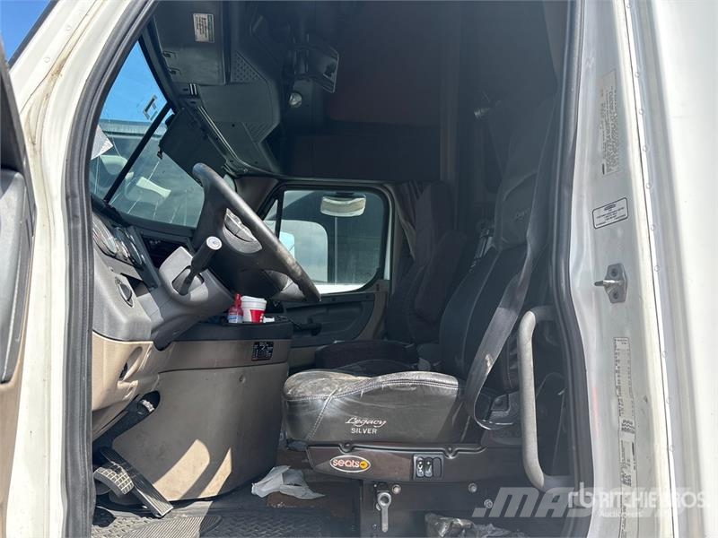 Freightliner Cascadia 125 6x4 T/A Sleeper Truck Tractor (Inoper 트랙터 유닛