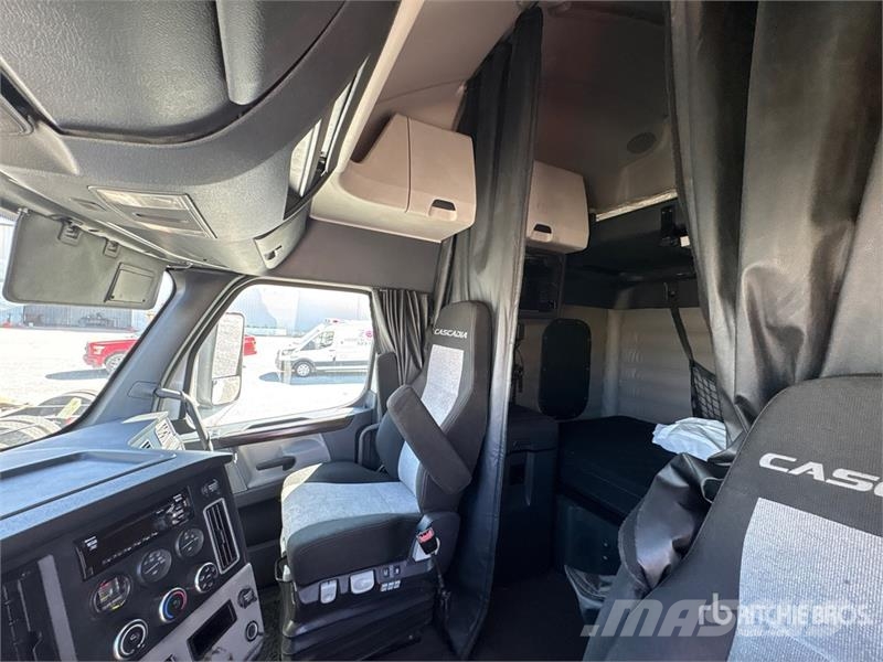 Freightliner Cascadia 126 6x4 T/A Sleeper Truck Tractor Nyergesvontatók