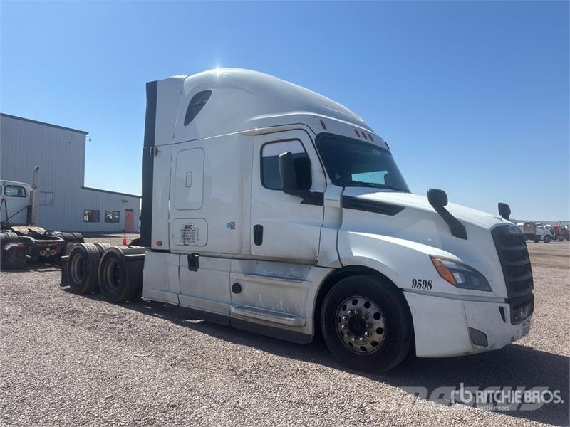 Freightliner Cascadia 126 6x4 T/A Sleeper Truck Tractor (Inoper 曳引機組件
