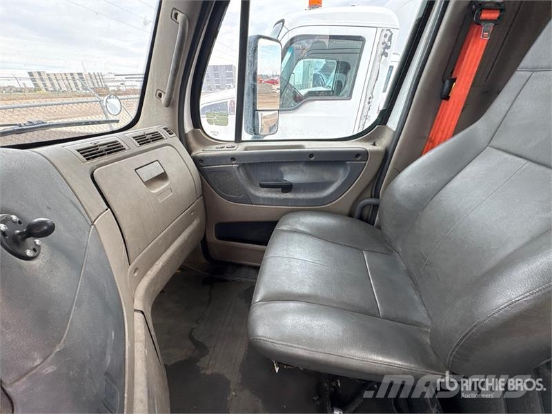 Freightliner Cascadia 6x4 T/A Day Cab Truck Tractor Vilcēji