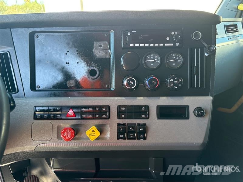 Freightliner Cascadia 126 6x4 T/A Sleeper Truck Tractor Naudoti vilkikai