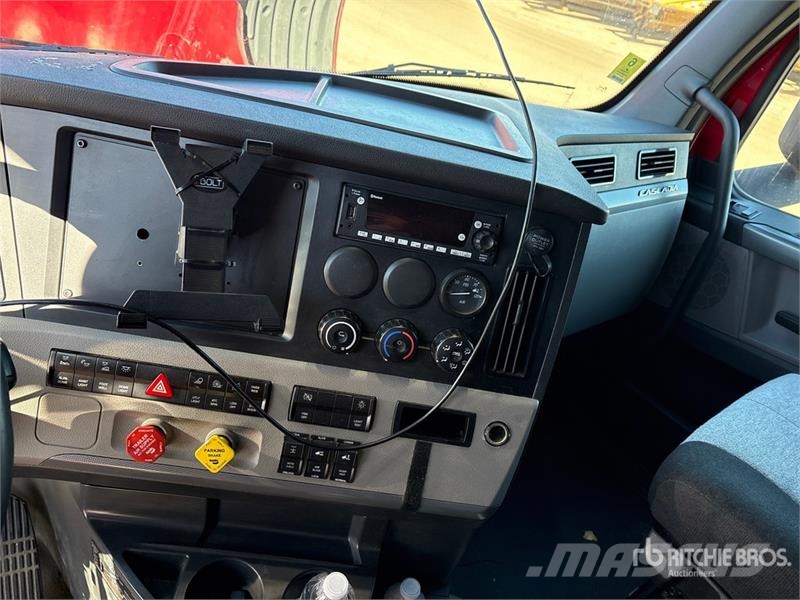 Freightliner Cascadia 126 6x4 T/A Sleeper Truck Tractor Vilcēji