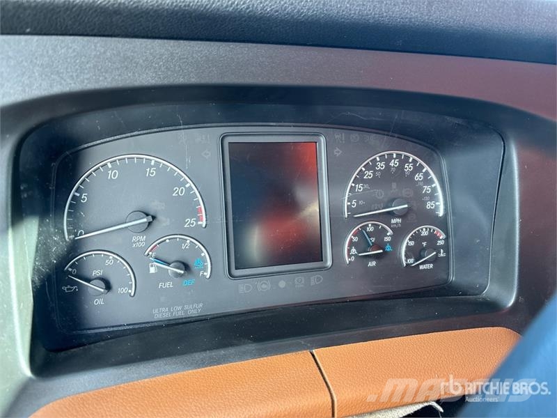 Freightliner Cascadia 126 6x4 T/A Sleeper Truck Tractor Тягачі