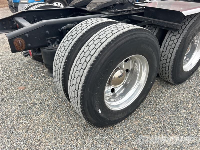 Freightliner Cascadia 125 6x4 T/A Sleeper Truck Tractor Cabezas tractoras
