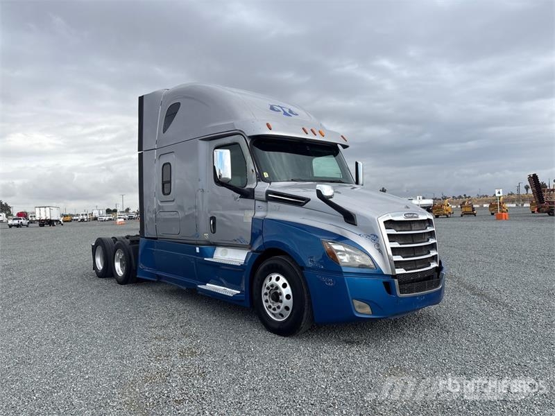 Freightliner Cascadia 126 6x4 T/A Sleeper Truck Tractor Тягачі
