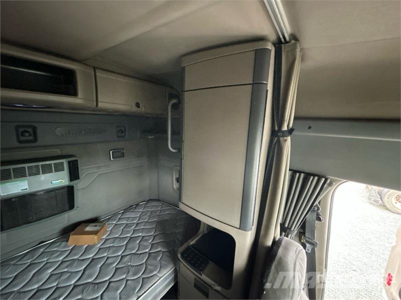 Freightliner Cascadia 125 6x4 T/A Sleeper Truck Tractor (Inoper Vlačilci