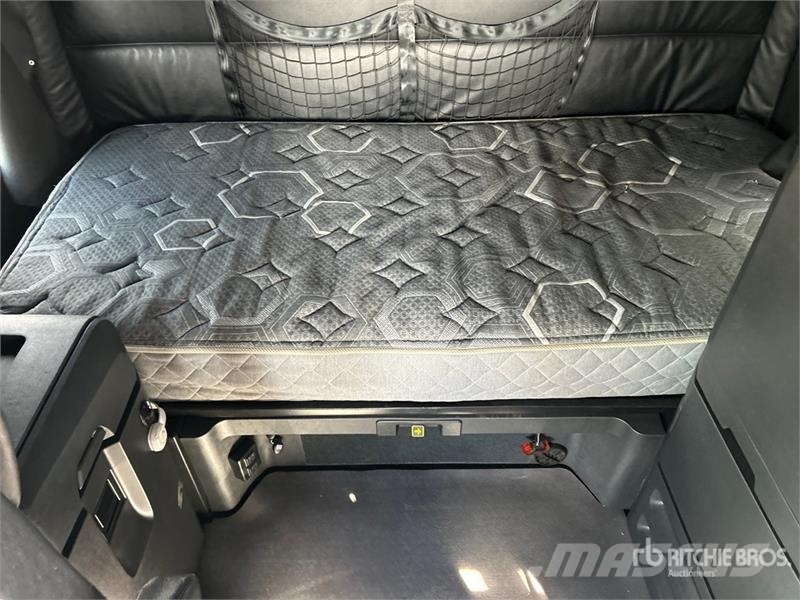 Freightliner Cascadia 126 6x4 T/A Sleeper Truck Tractor Влекачи