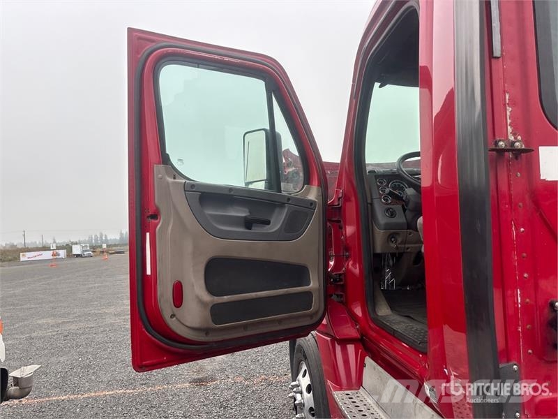 Freightliner Cascadia 125 8x4 Tri/A Day Cab Truck Tractor Vilcēji