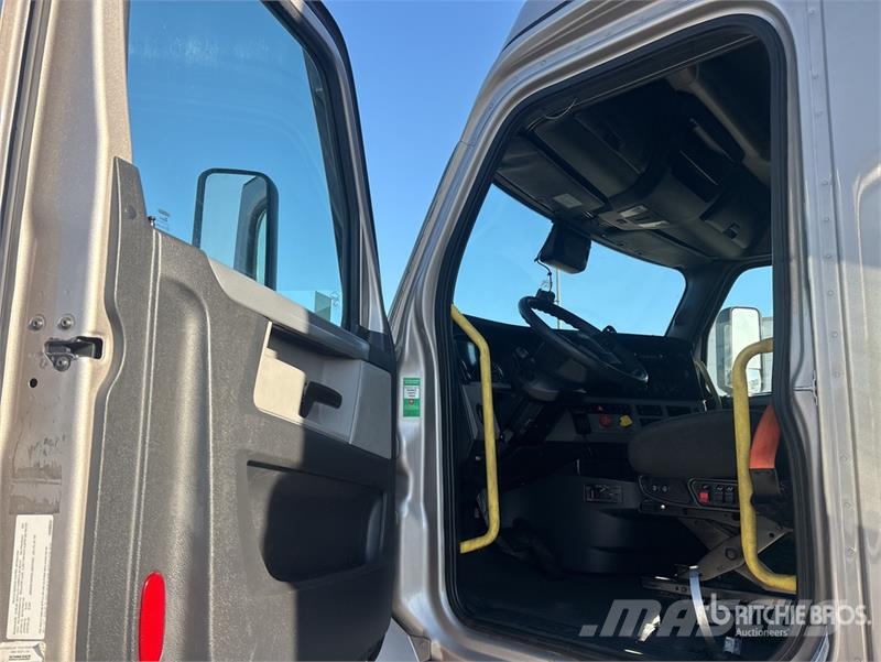 Freightliner Cascadia 126 6x4 T/A Sleeper Truck Tractor 트랙터 유닛