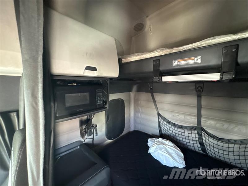 Freightliner Cascadia 126 6x4 T/A Sleeper Truck Tractor Nyergesvontatók