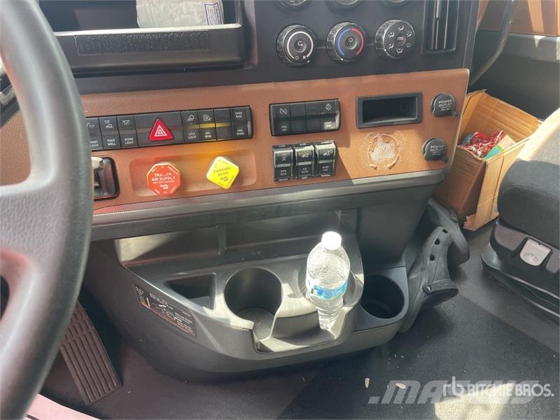 Freightliner Cascadia 126 6x4 T/A Sleeper Truck Tractor (Inoper Vilcēji