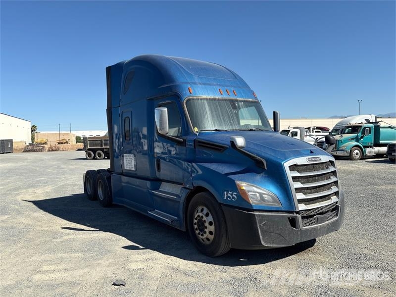Freightliner Cascadia 126 6x2 T/A Sleeper Truck Tractor Vlačilci