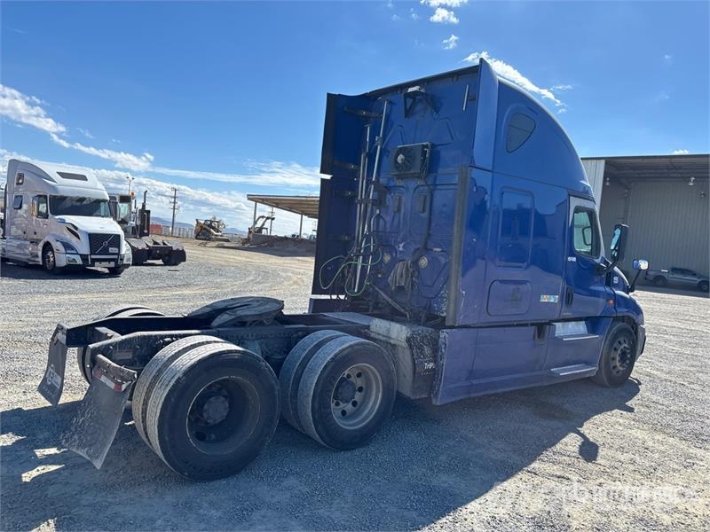 Freightliner Cascadia 125 6x4 T/A Sleeper Truck Tractor Седельные тягачи
