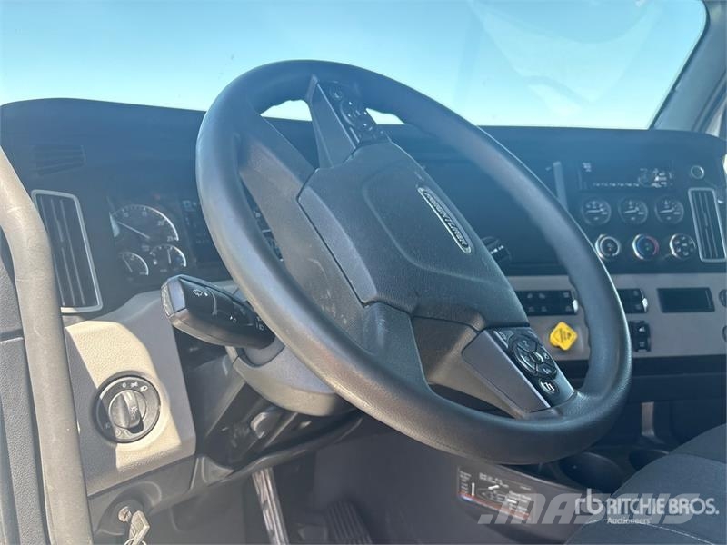 Freightliner Cascadia 126 6x4 T/A Sleeper Truck Tractor Тягачі
