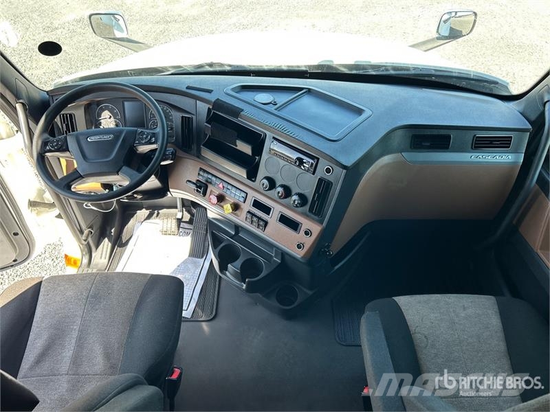 Freightliner Cascadia 126 6x4 T/A Sleeper Truck Tractor Sadulveokid