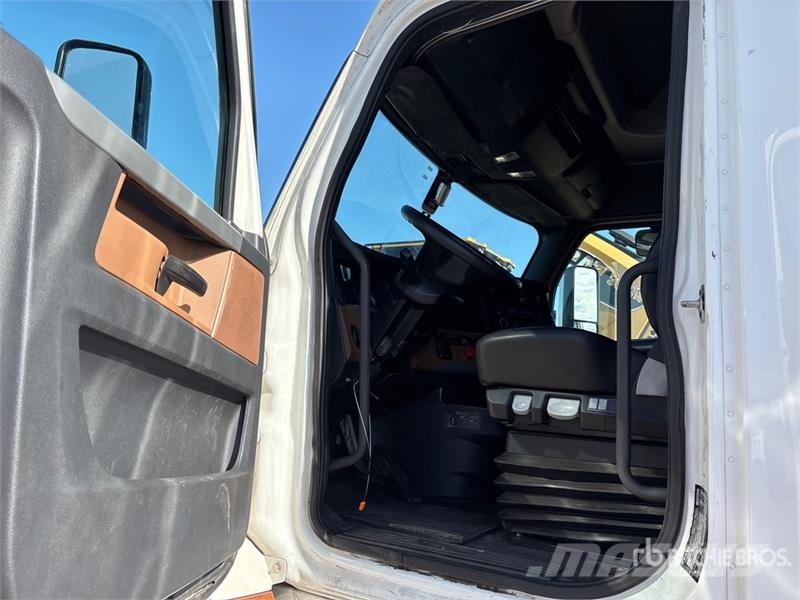 Freightliner Cascadia 126 6x4 T/A Sleeper Truck Tractor Nyergesvontatók