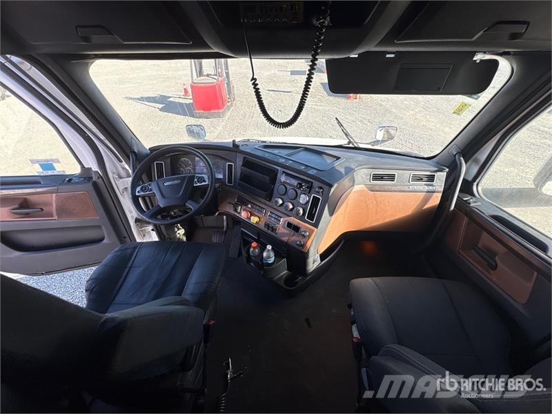 Freightliner Cascadia 126 6x4 T/A Sleeper Truck Tractor 트랙터 유닛
