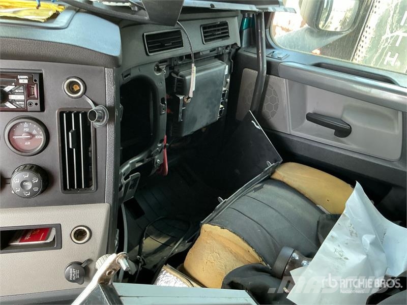 Freightliner Cascadia 126 6x4 T/A Sleeper Truck Tractor Nyergesvontatók