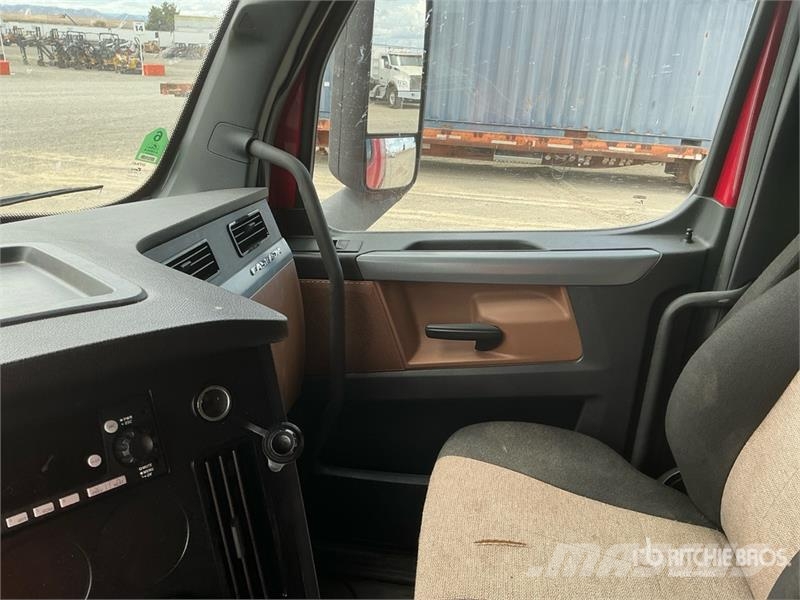 Freightliner Cascadia 126 6x4 T/A Sleeper Truck Tractor Тягачі