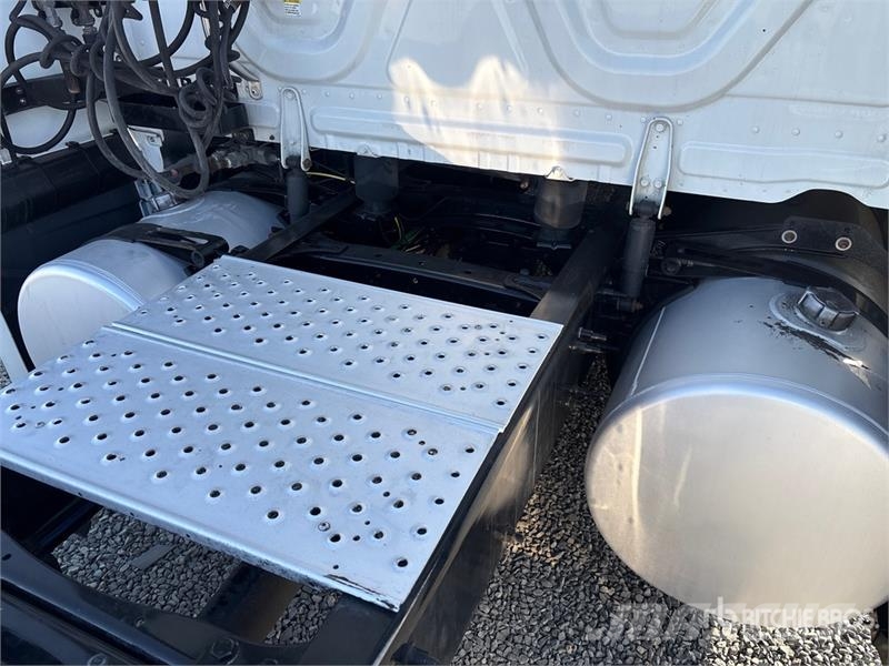 Freightliner Cascadia 126 6x4 T/A Sleeper Truck Tractor وحدات الجر