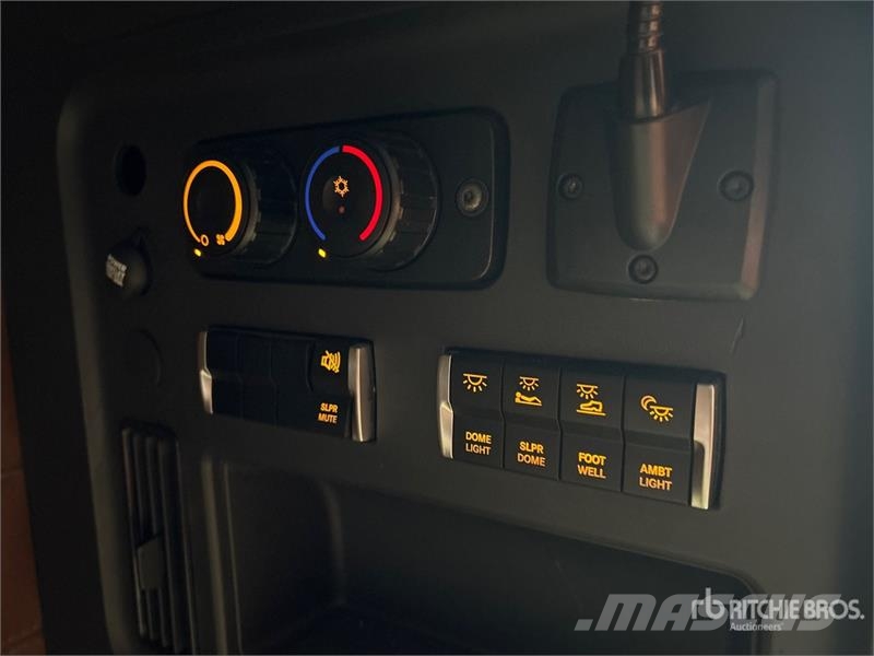 Freightliner Cascadia 126 6x4 T/A Sleeper Truck Tractor Tractor Units