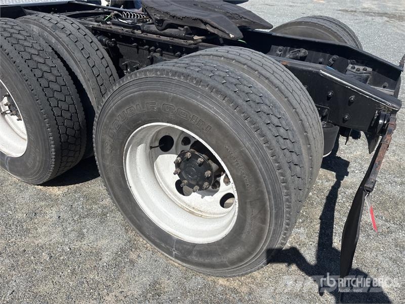 Freightliner Cascadia 126 6x4 T/A Sleeper Truck Tractor Camiones tractor
