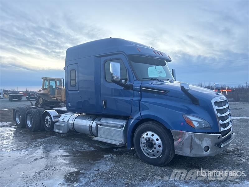 Freightliner Cascadia 126 8x4 Tri/A Sleeper Truck Tractor Trekkvogner