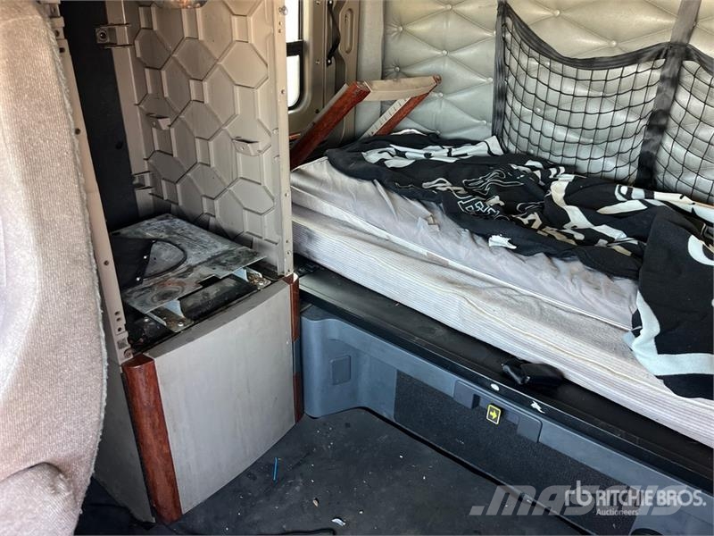 Freightliner Cascadia 125 6x4 T/A Sleeper Truck Tractor Тягачі