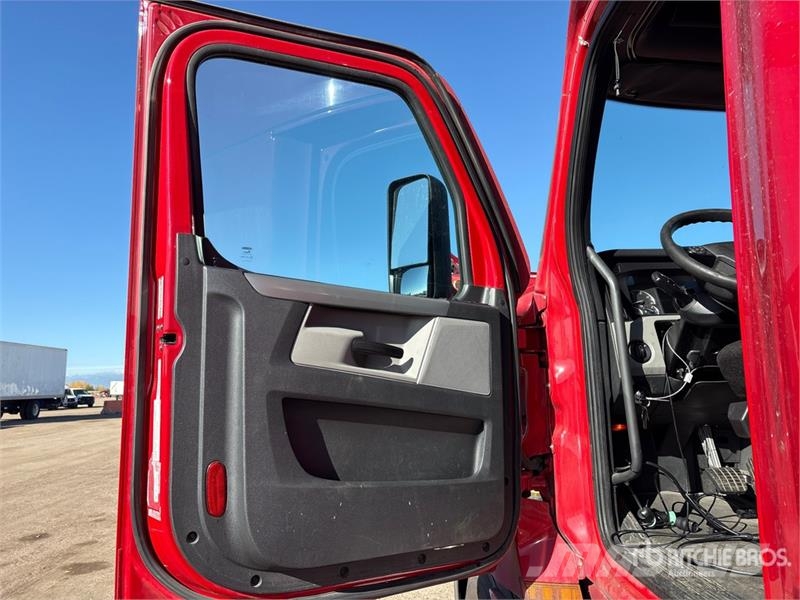 Freightliner Cascadia 126 6x4 T/A Sleeper Truck Tractor Vilcēji